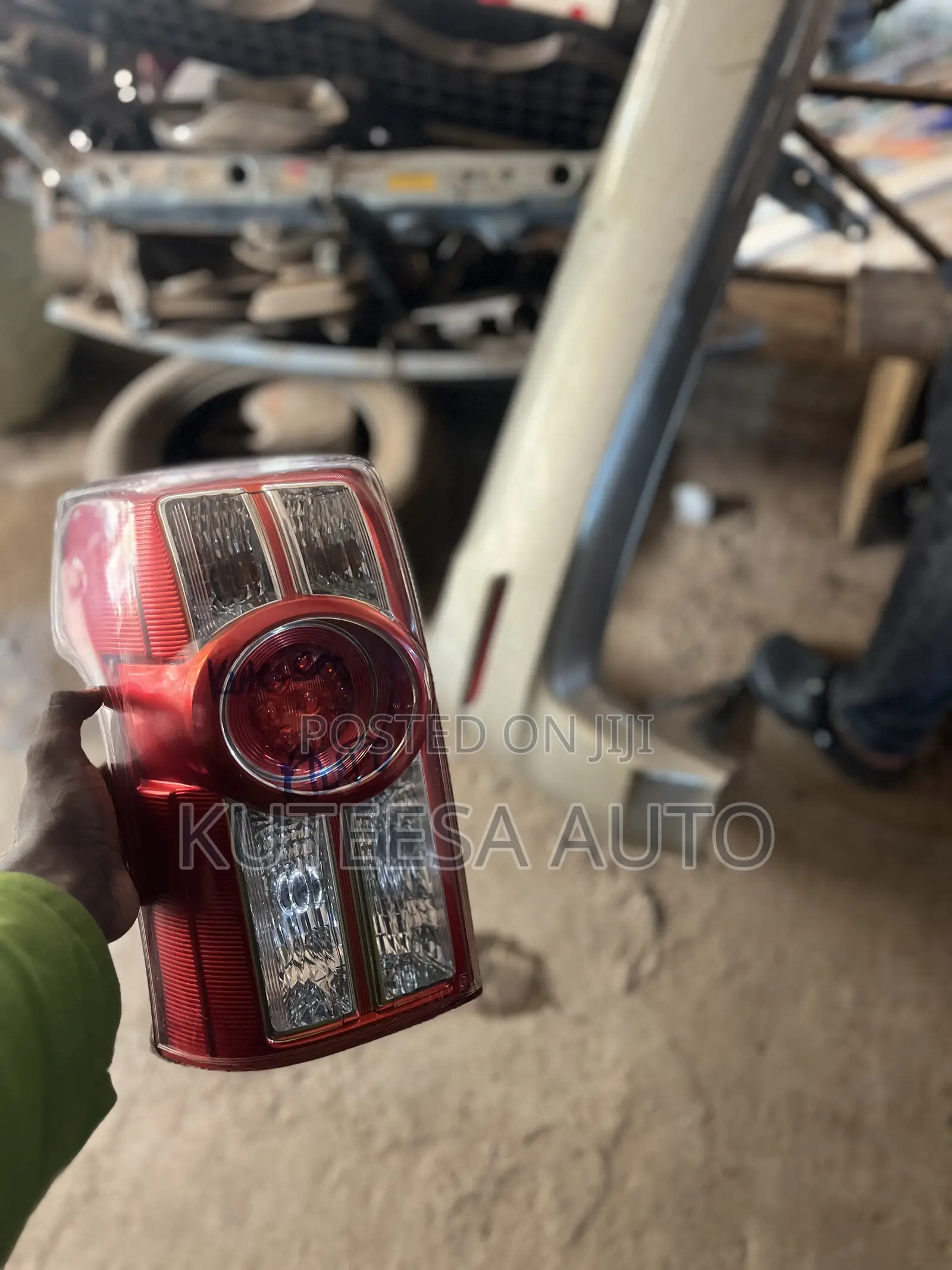 Raum 2010 Rear Behind Light