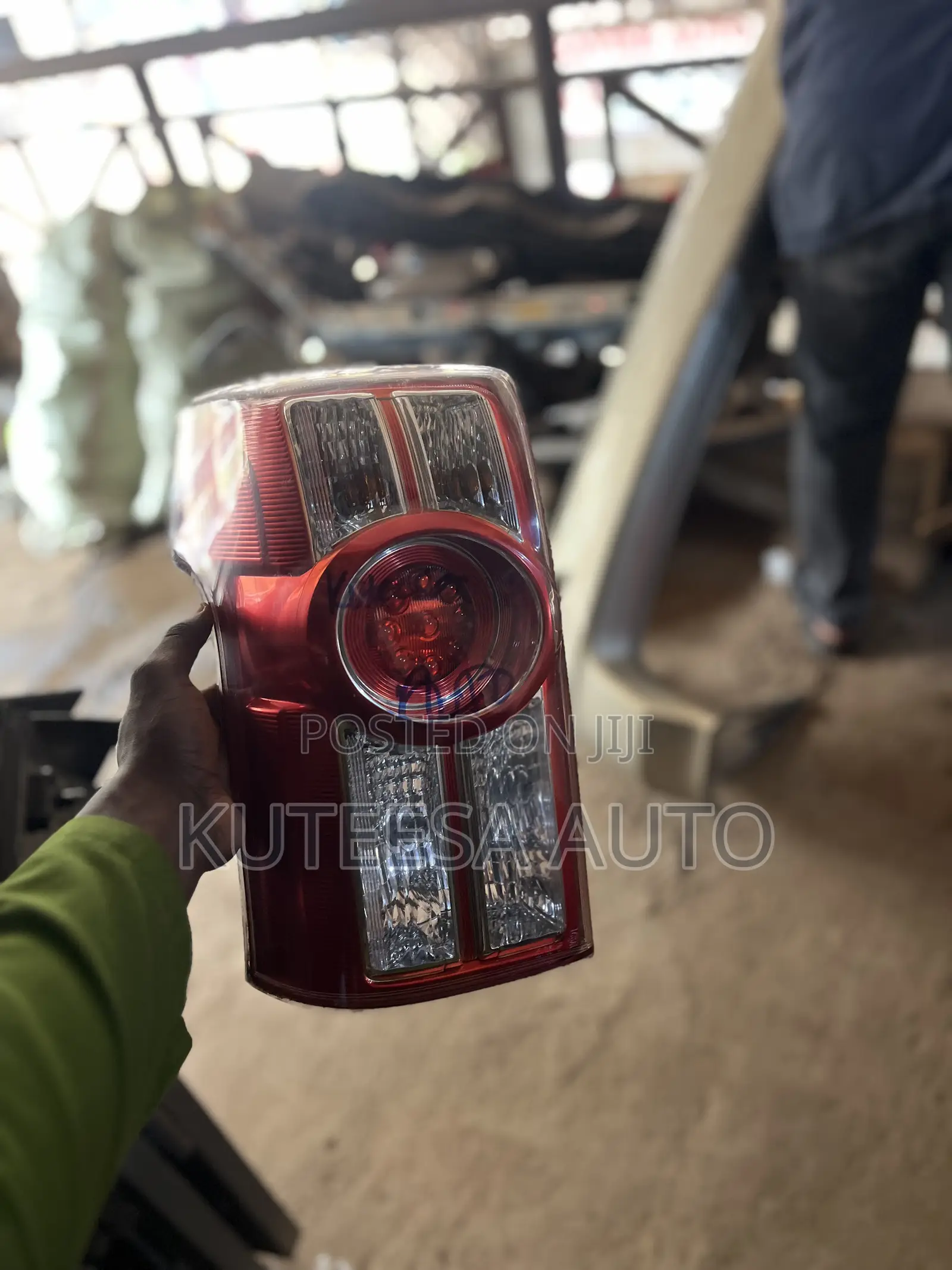 Raum 2010 Rear Behind Light