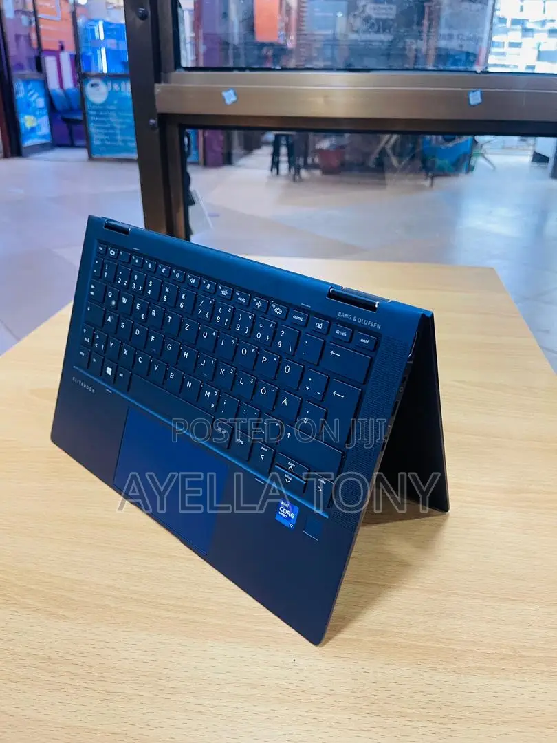 New Laptop HP Dragonfly G2 8GB Intel Core i7 SSD 512GB