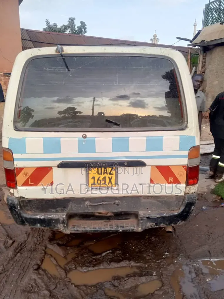Toyota Grand HiAce 2005 White