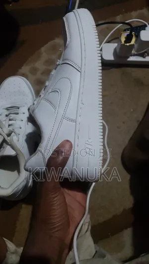 Low-Top Sneakers / Casual Shoes