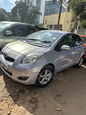Toyota Vitz 2010 Silver
