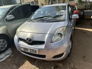 Toyota Vitz 2010 Silver