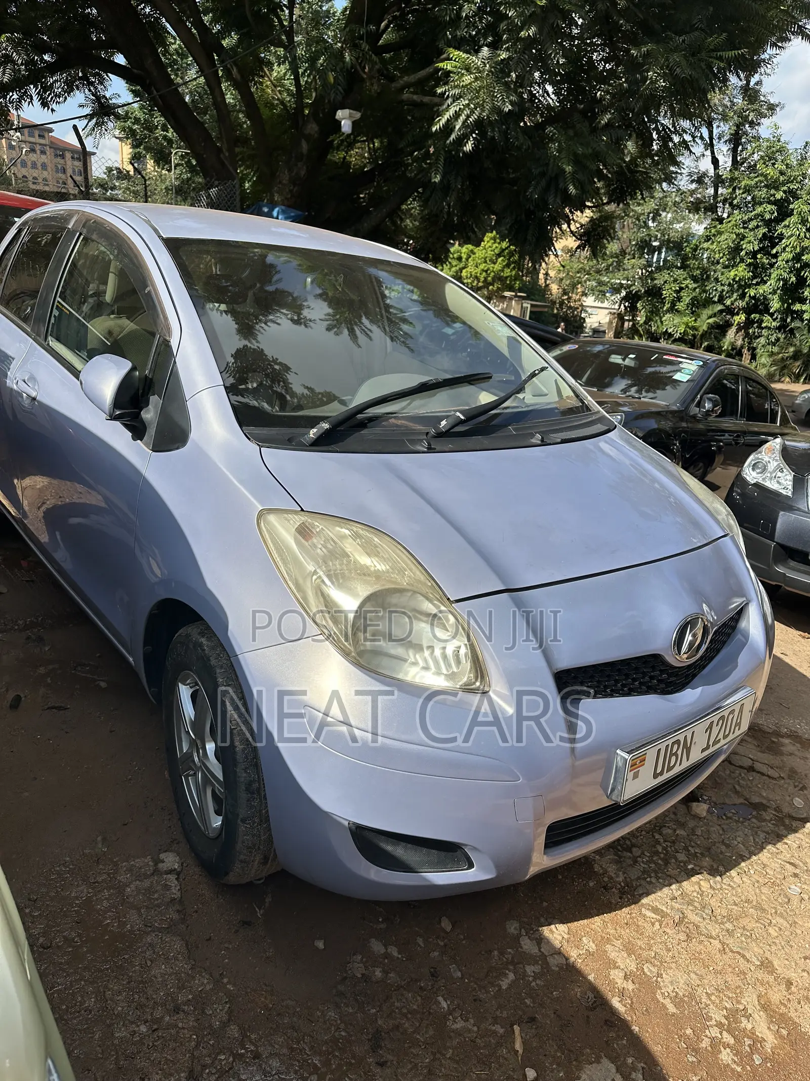 Toyota Vitz 2010 Silver