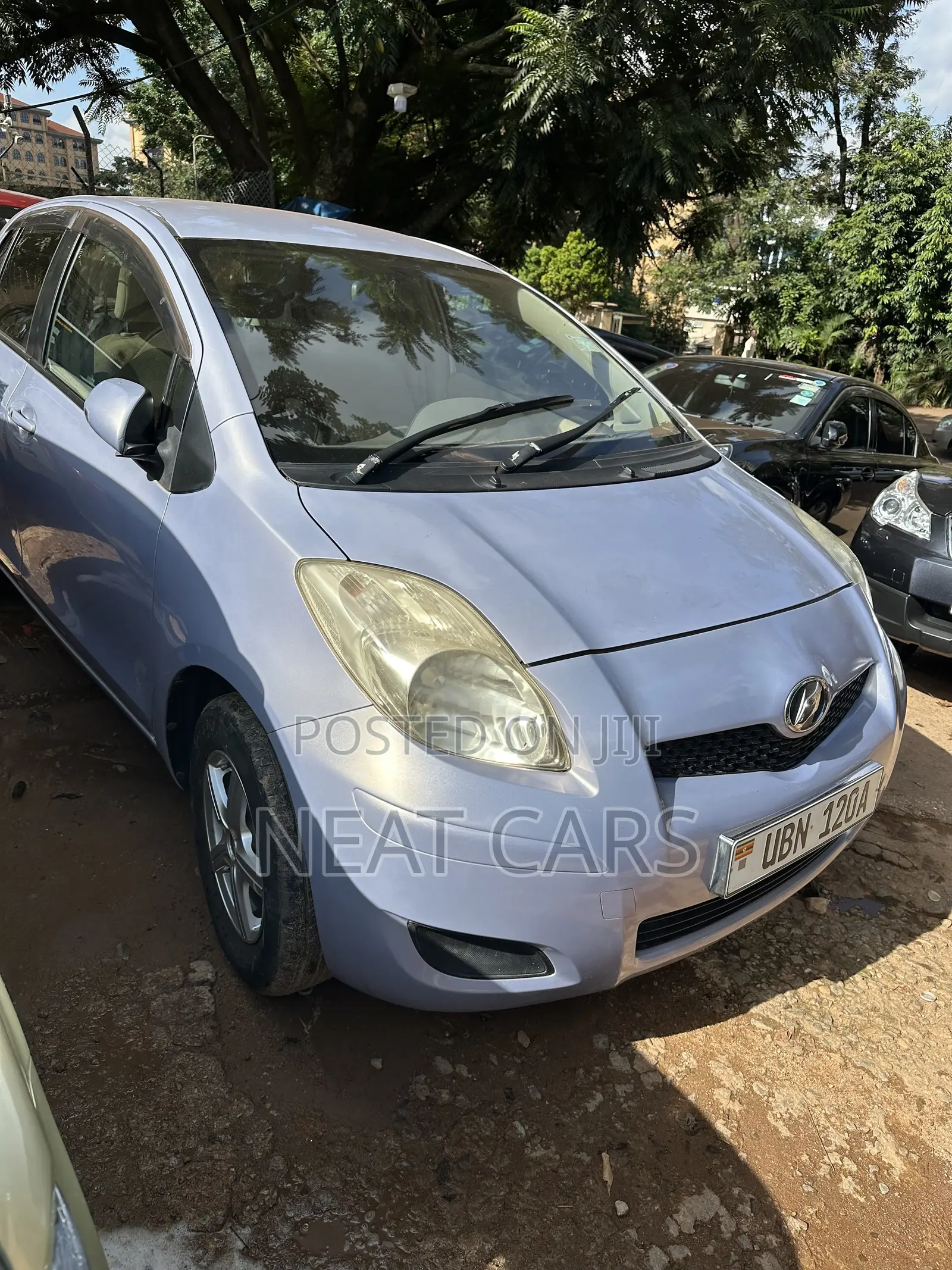 Toyota Vitz 2010 Silver