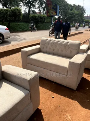 2 Seater Sofa / Cream Button Sofa