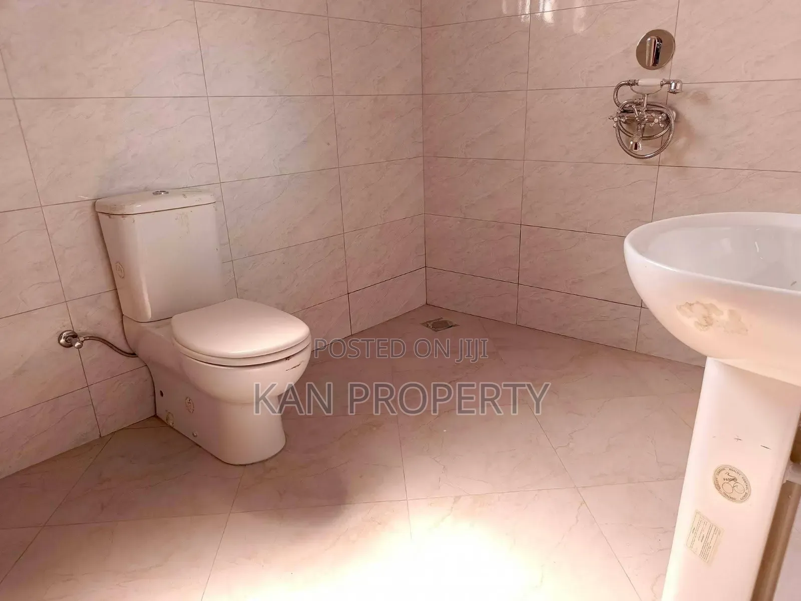5bdrm Duplex in Bugolobi, Central Division for rent