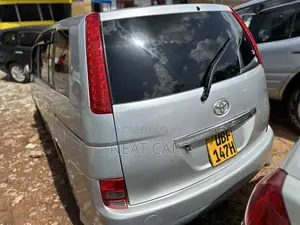 Toyota ISIS 2006 Silver