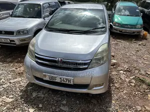 Toyota ISIS 2006 Silver
