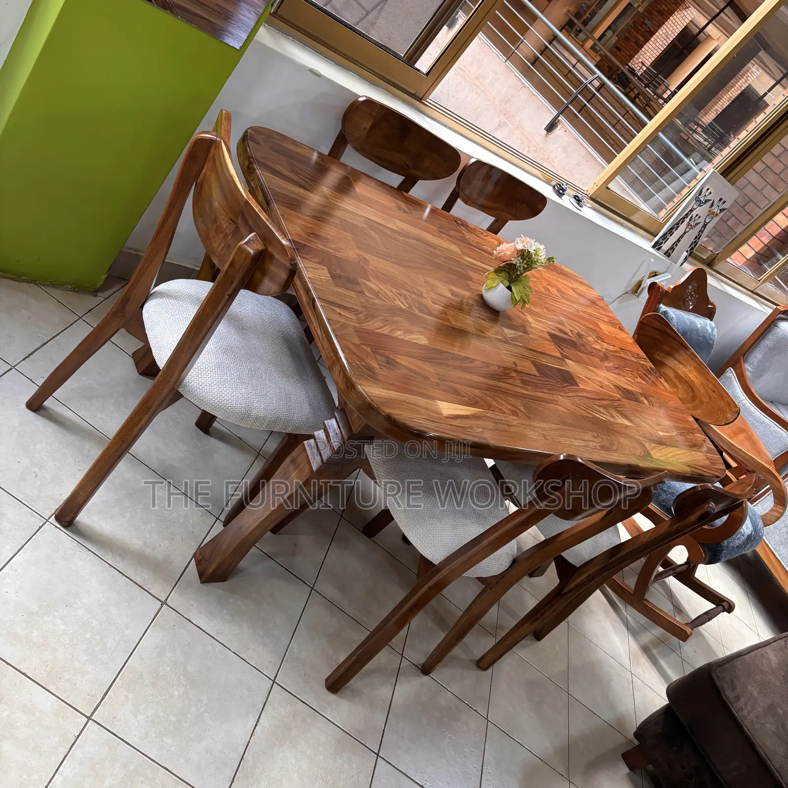 6 Seater Dining Mugavu . Ready to Take Now