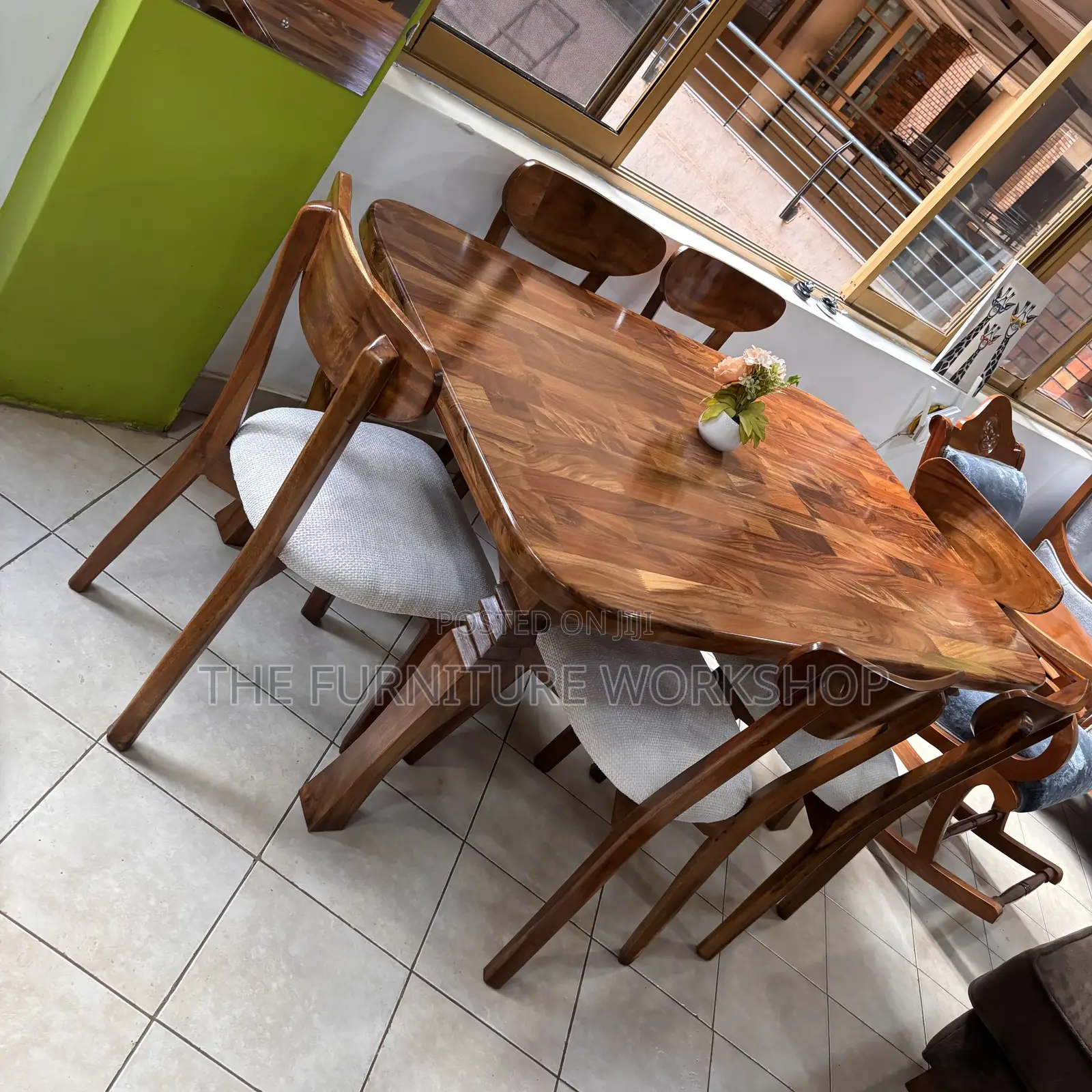 6 Seater Dining Mugavu . Ready to Take Now