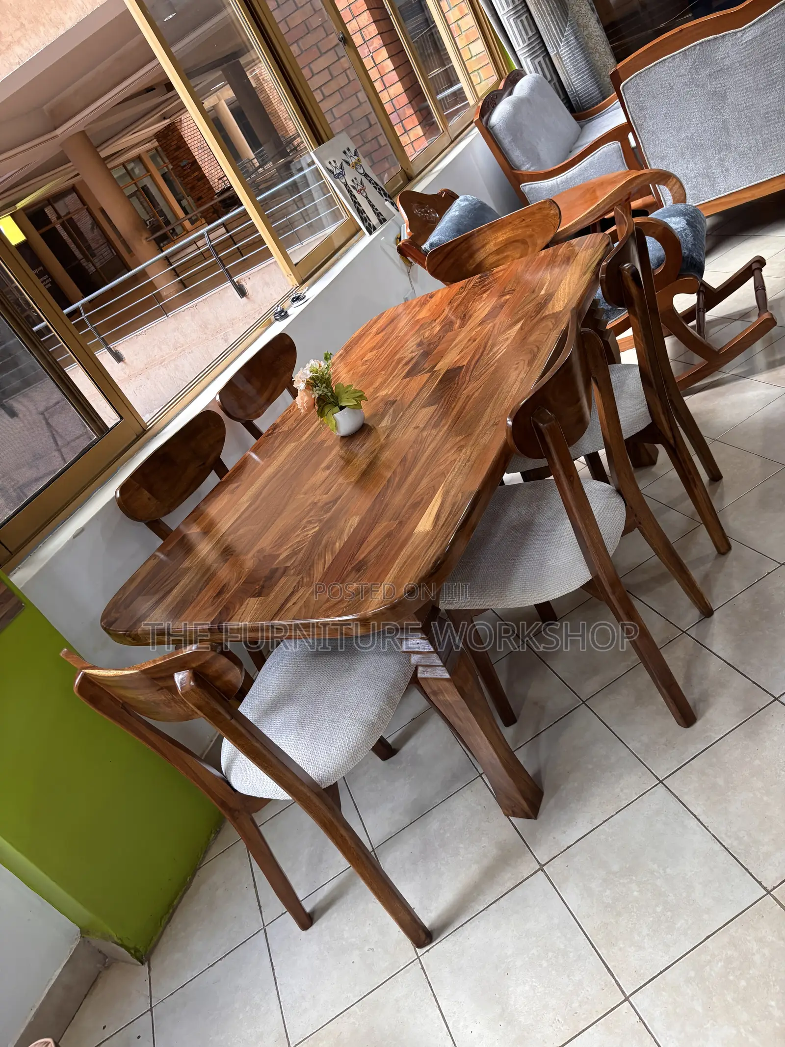 6 Seater Dining Mugavu . Ready to Take Now