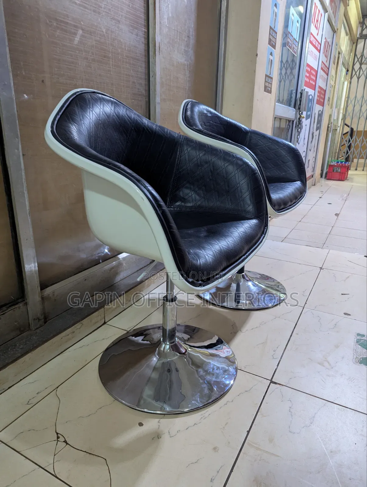 Simple Adjustable Salon Chairs, Price For Each Piece