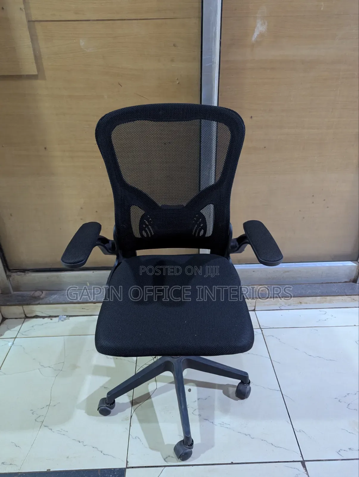 Simple Mesh Back Office Chair With Movable Armrets