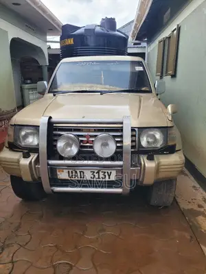Mitsubishi Pajero 1999 Gold