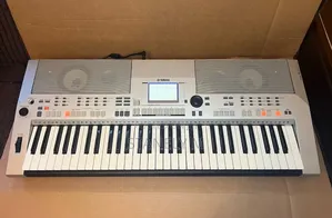 Yamaha PSR S500 Keyboard Piano