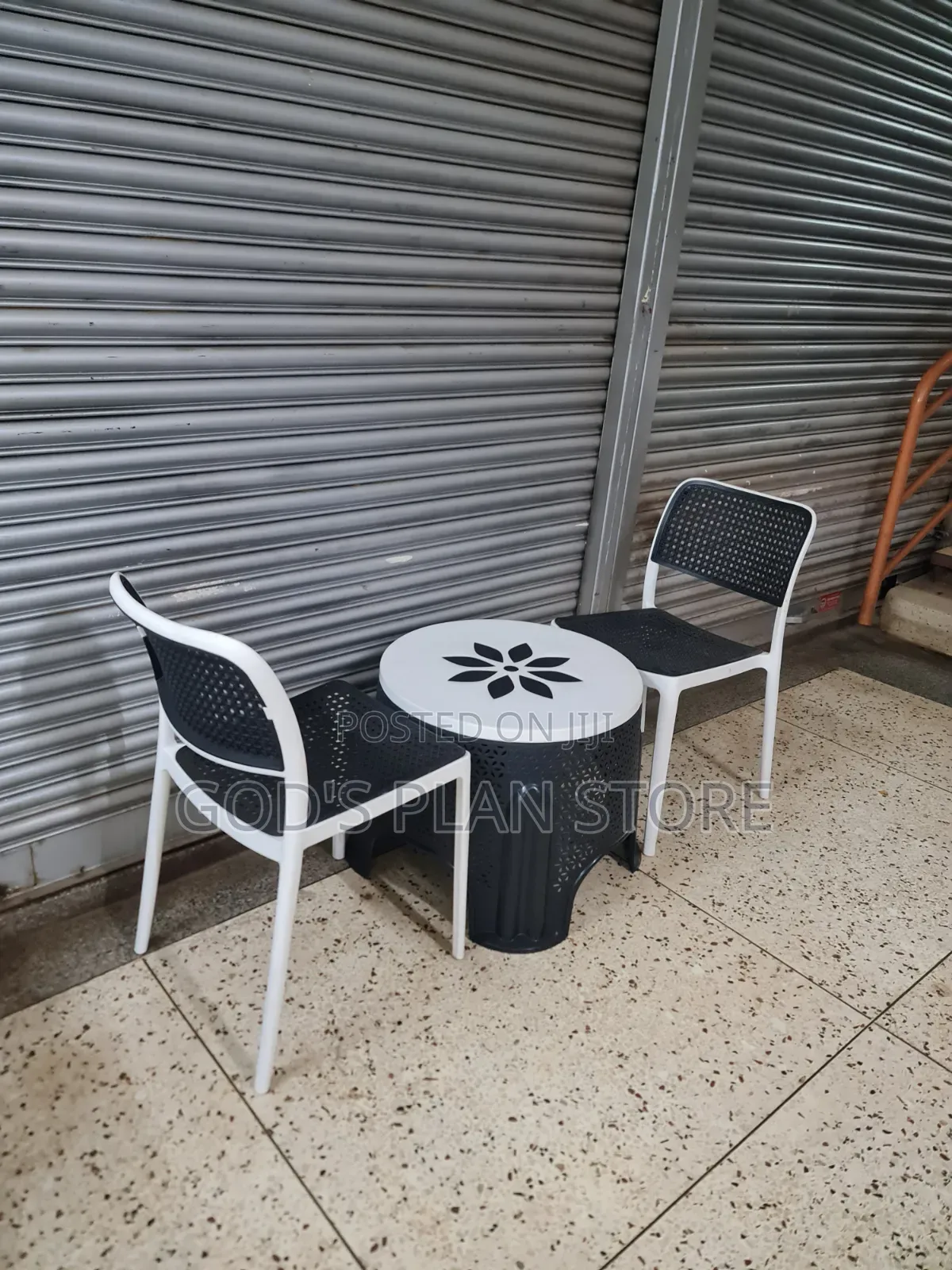 Rustic Plastic Coffee Table/Dining Plastic Table and 2 Chairs