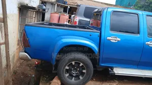 Isuzu D-MAX 2010 Blue