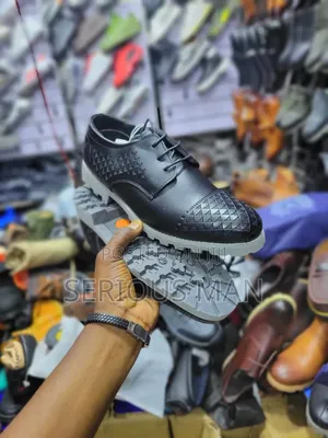 Classic Textured Leather Lace-Up Derby Shoes