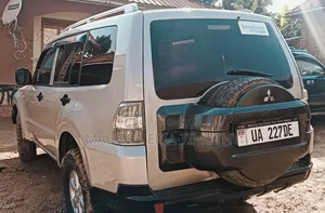 Mitsubishi Pajero 2010 Gold