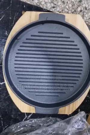 Cast Iron Round Grill Pans, Sizzling Plate With a Wooden Base