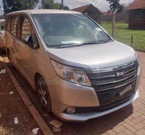 Toyota Noah 2.0 AWD (8 Seater) 2014 Silver