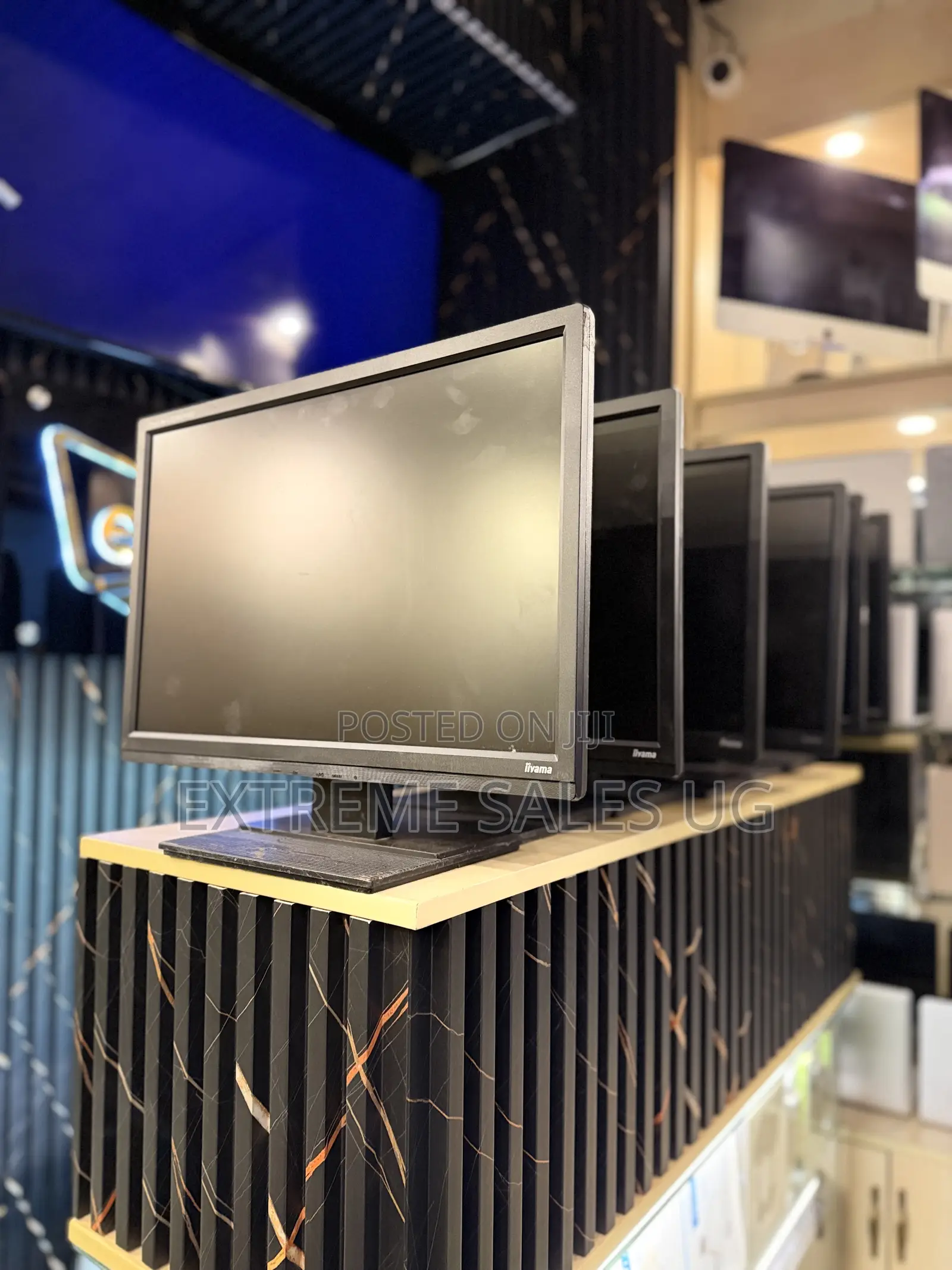 22 inches Monitors