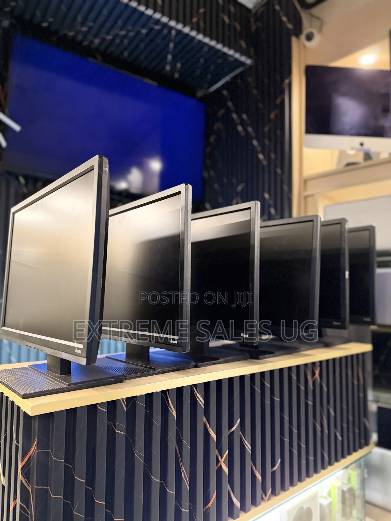 22 inches Monitors