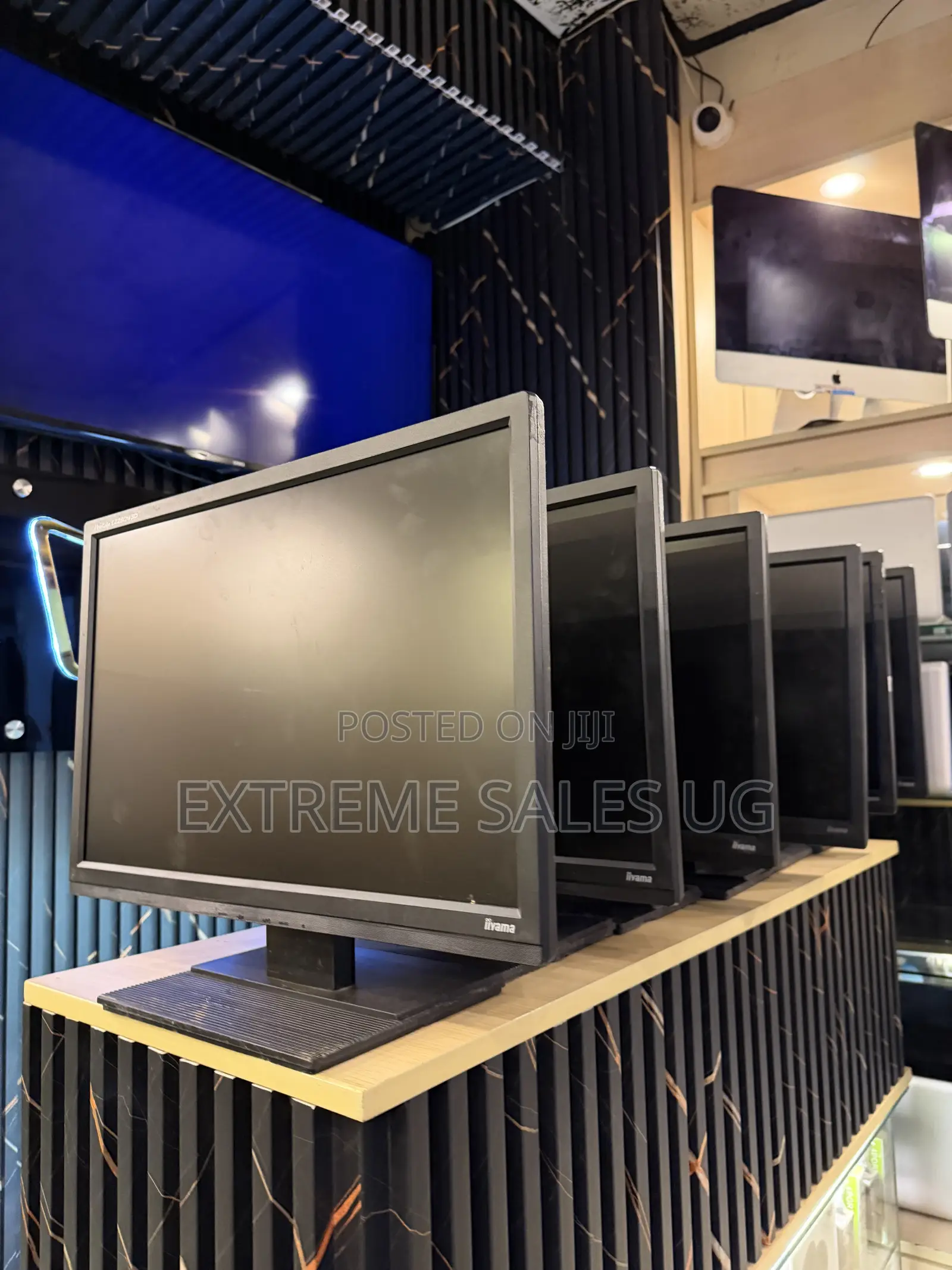 22 inches Monitors