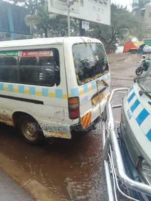 Toyota Grand HiAce 2004 White