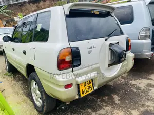 Toyota RAV4 Base 4x4 1999 White