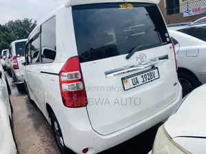 Toyota Noah 2.0 143hp FWD (8 Seater) 2012 White