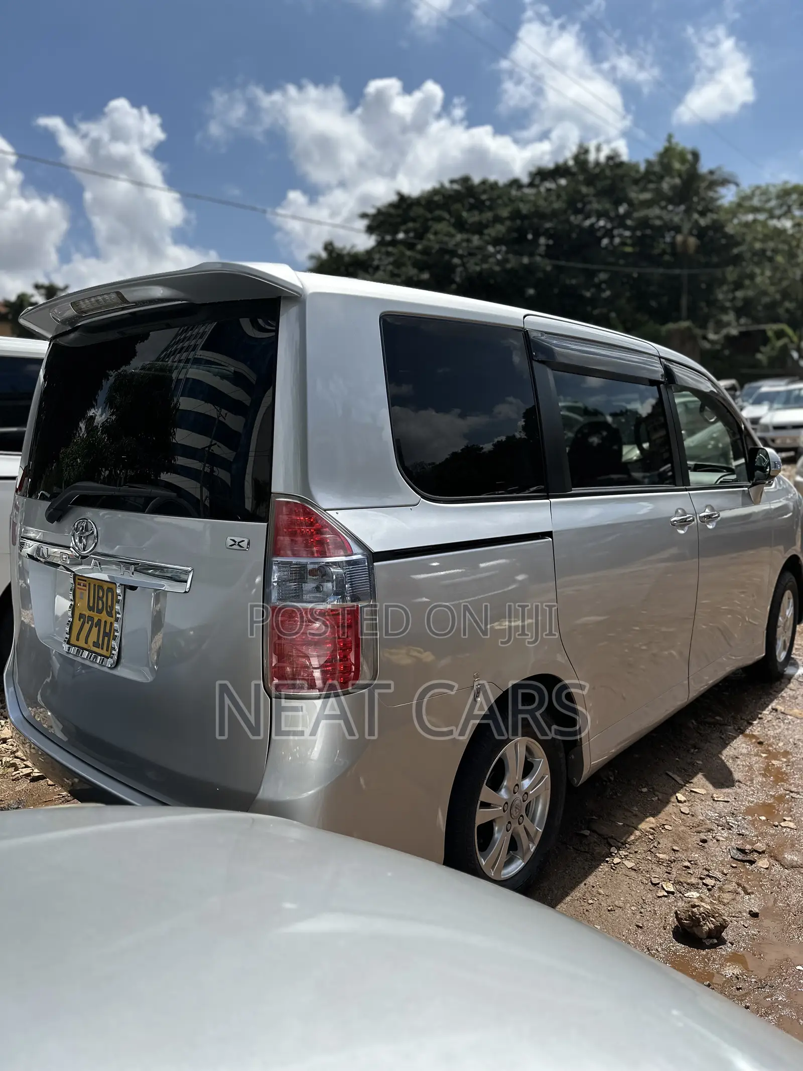 Toyota Noah 2010 Silver