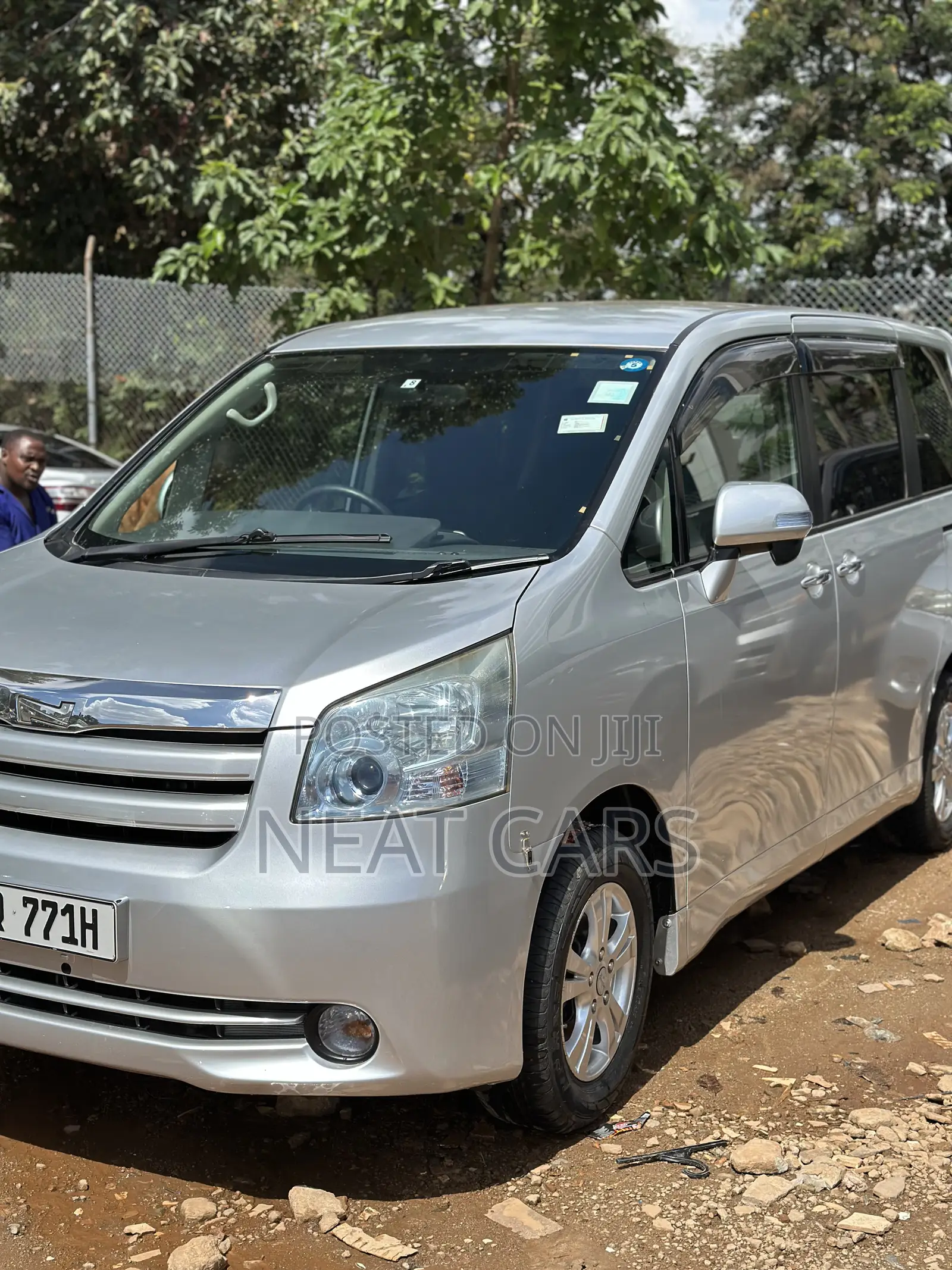 Toyota Noah 2010 Silver