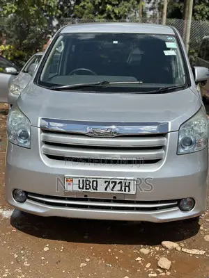 Toyota Noah 2010 Silver