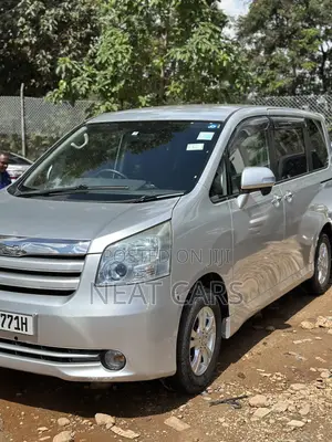 Toyota Noah 2010 Silver