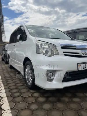 Toyota Noah 2.0 158hp FWD (8 Seater) 2012 White