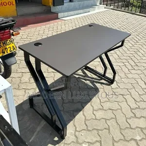 Metals Office Desk/Office Deskq/Metals and Wooden Colors Boutiques Lux