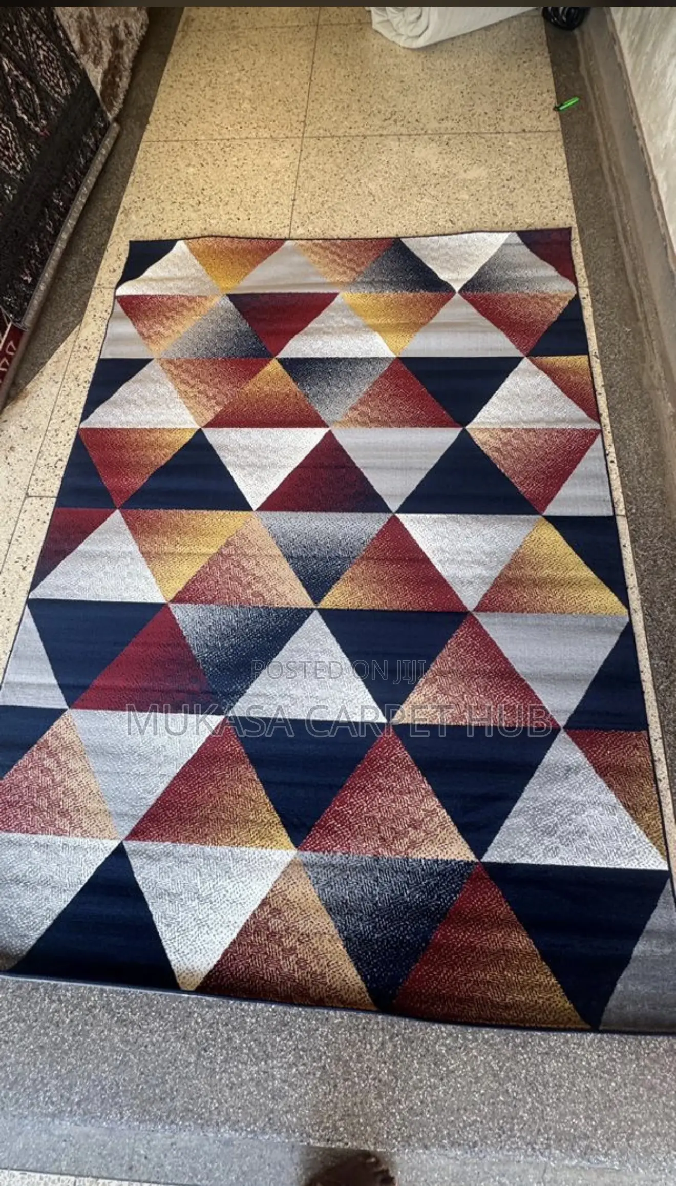 Fashionable Centre Carpet – Elegant Floor Décor