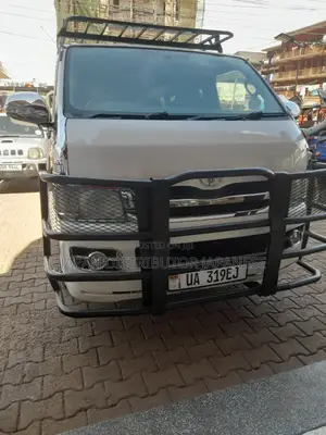 Toyota HiAce 220 2007 White