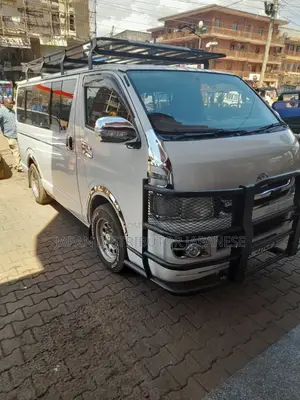 Toyota HiAce 220 2007 White