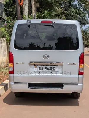 Toyota HiAce 2014 Silver
