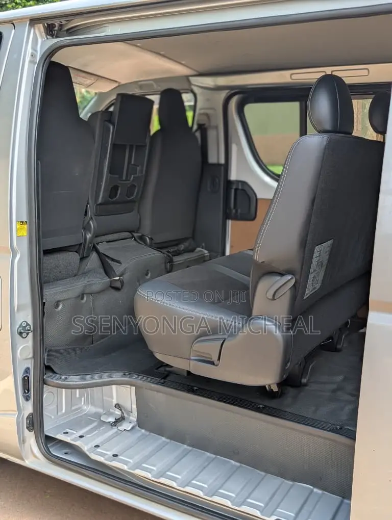 Toyota HiAce 2014 Silver