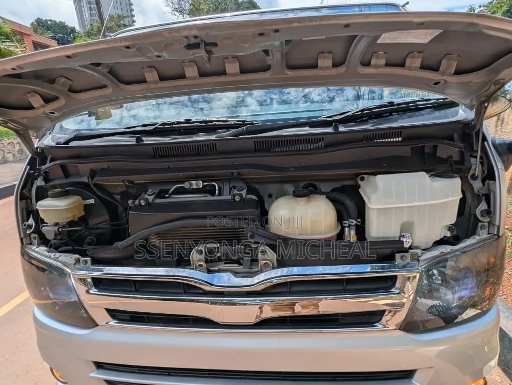 Toyota HiAce 2014 Silver