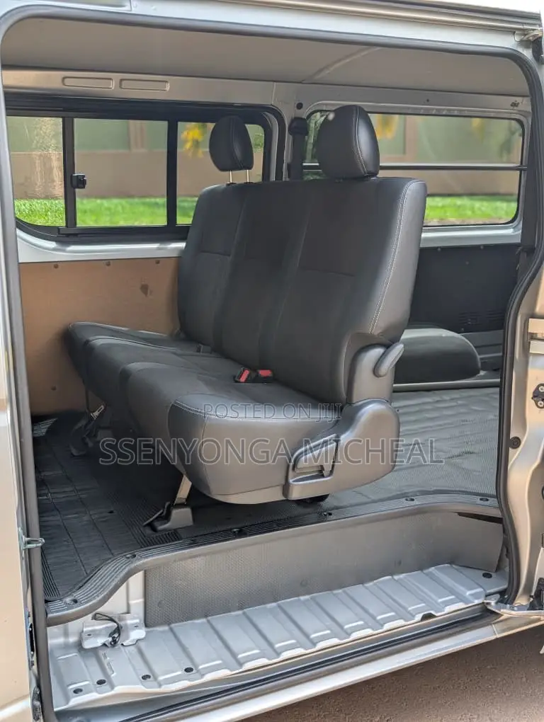 Toyota HiAce 2014 Silver