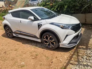 Toyota C-HR XLE FWD Sport Utility (2.0L 4cyl 2AM) 2018 White