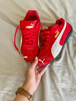 Pumas Sneakers