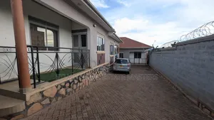 8bdrm House in Makindye for sale