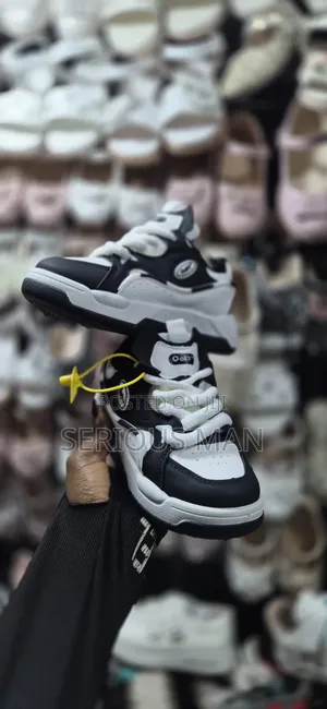 Ooey / Ogiy Low-Top Chunky Sneaker