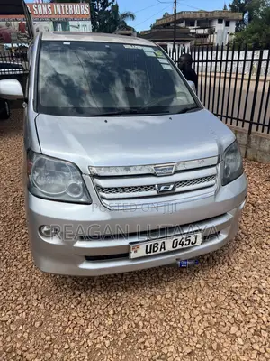 Toyota Noah 2.0 143hp FWD (7 Seater) 2008 Silver